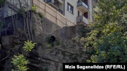 კლდეზე შერჩენილი აგურის კედლის დეტალი