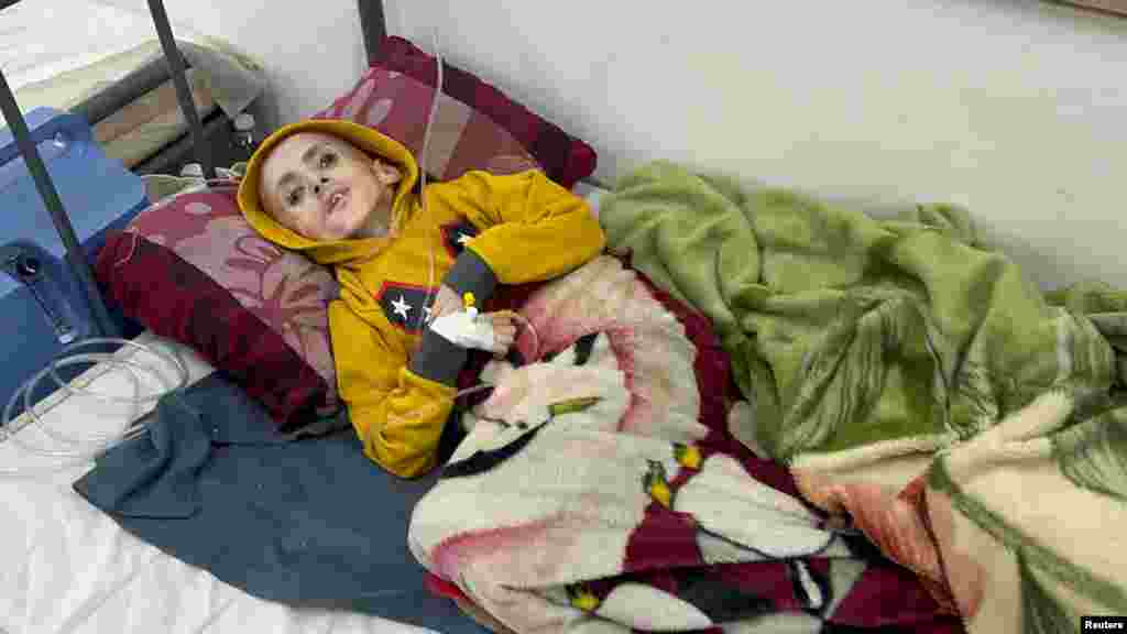 A rafahi al-Avda egészségügyi központban hétfőn alultápláltság miatt meghalt egy tizenkét éves fiú, Jazan al-Kafarna, aki egy gázai orvos szerint agyi károsodás okozta bénulásban szenvedett. A Reuters számára szombaton lefilmezett fiú sápadt és csontsovány volt