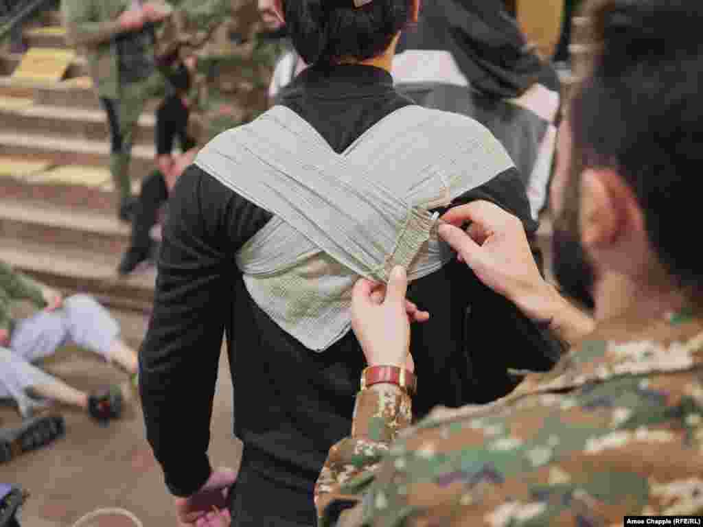 Un grup din cadrul centrului VOMA este instruit în tratarea unei plăgi pulmonare. VOMA susține că misiunea sa este pur defensivă și că urmărește să pună la punct &bdquo;un arici&rdquo; în Armenia, o forță de reacție care să facă țara &bdquo;foarte dureroasă la atingere&rdquo;. &nbsp;