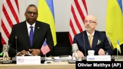 Міністр оборони України Олексій Резніков (праворуч) і міністр оборони США Ллойд Остін під час засідання Контактної групи з питань оборони України у форматі «Рамштайн». Брюссель, 14 лютого 2023 року