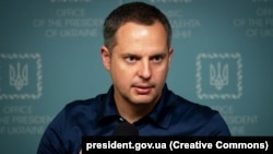 У 2022 році Ростислав Шурма організував при ОПУ Комітет електроенергетики, рішення цього комітету, за даними НАЗК, «створювали умови для успішності бізнесу брата».