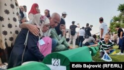 Tabuti s ostacima tela žrtava genocida u Srebrenici, Potočari, 10. jul 2023. 