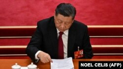 Liderul chinez, Xi Jinping, a fost reales pentru un al treilea mandat de cinci ani în fruntea statului chinez azi, 10 martie 2023. Noile sale priorități în politica globală par a avea ca linie directoare adversitatea față de SUA, inclusiv prin ajutorul acordat lui V. Putin. 