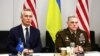Sekretari i Përgjithshëm i NATO-s, Jens Stoltenberg, dhe gjenerali amerikan, Mark Milley, gjatë takimit në Bruksel më 14 shkurt 2023.