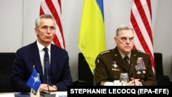 Sekretari i Përgjithshëm i NATO-s, Jens Stoltenberg, dhe gjenerali amerikan, Mark Milley, gjatë takimit në Bruksel më 14 shkurt 2023.
