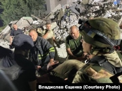 Владислав Єщенко, військовослужбовець ЗСУ, під час ліквідації наслідків удару у Часовому Яру. Донецька обл. 2022 рік.