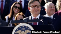 Republicanul Mike Johnson vorbind în fața Capitolului în ziua când a fost ales lider al Camerei Reprezentanților, Washington, SUA, 25 octombrie 2023 (Foto: Reuters).