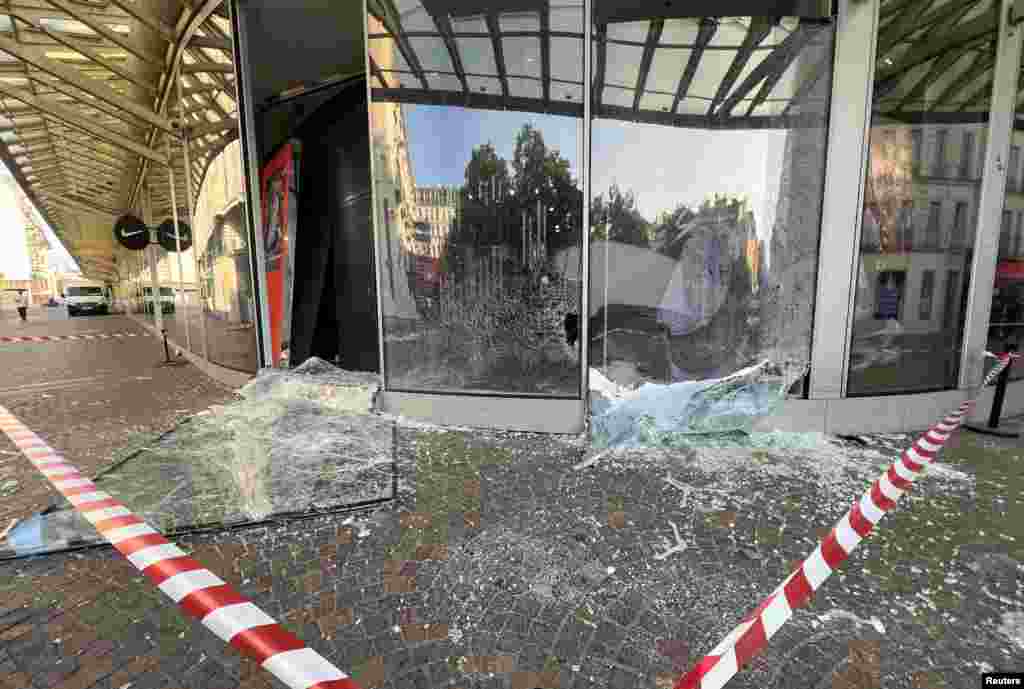 Pogled na trgovinu vandaliziranu tokom noćnih sukoba između demonstranata i policije,u trgovačkom centru Westfield Forum des Halles u Parizu, Francuska, 30. juna 2023.