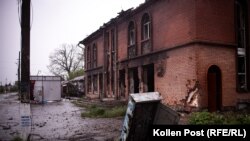 Зруйнована обстрілами будівля у центрі Козачої Лопані, Харківська область. Травень 2024 року 