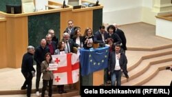 Deputetët e Gjeorgjisë duke festuar anulimin e projektligjit. 