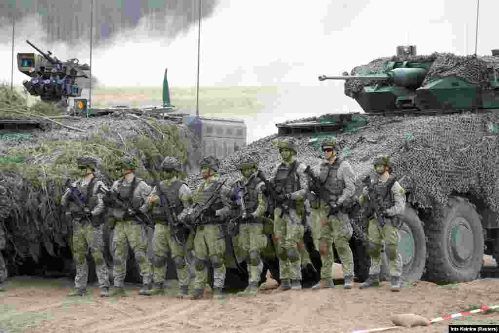 Trupe germane în timpul unui exercițiu NATO în Lituania în 2024.&nbsp; În prezent, NATO are 32 de state membre în Europa și America de Nord. Pe fondul invaziei rusești din Ucraina, membrii NATO au furnizat Kievului armament în valoare de zeci de miliarde de dolari, însă alianța nu a intervenit în mod direct. NATO a calificat invazia rusă drept un &bdquo;război brutal și neprovocat de agresiune împotriva Ucrainei&rdquo; și a promis să includă în cele din urmă Ucraina în alianță. &nbsp;