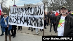 Під час маршу фермерів у Варшаві в одної з учасниць протесту Аґати Віньської організатори забрали плакат, який застерігає від російської пропаганди, 27 лютого 2024 року 