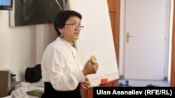 Назгүл Рысмендеева Чехиядагы кыргызстандыктарга чүкө тууралуу айтып берип жатат. 29-июнь, 2024-жыл. Прага.