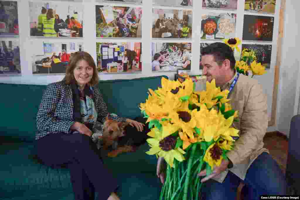 Ambasadoarea SUA Kathleen Ann Kavalec primește buchetul de floarea soarelui din hârtie creat de copiii români și ucraineni, simbol al solidarității românilor cu Ucraina.