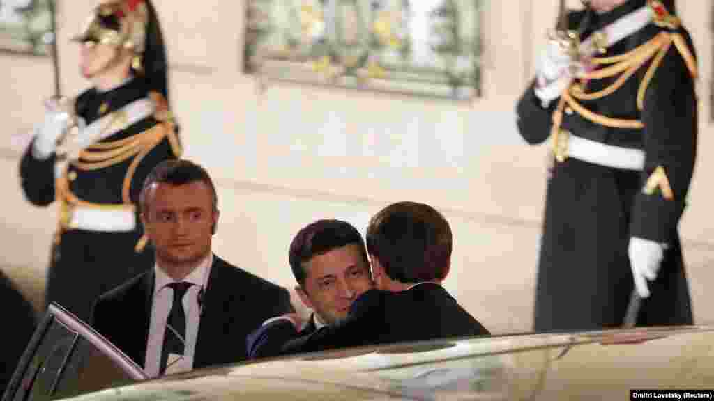 Macron grli Zelenskog nakon samita u Parizu. Sastanak je označio probno ponovno pokretanje političke komunikacije na visokoj razini između Kijeva i Moskve i obnovljenu predanost sporazumima iz Minska, nizu mjera usmjerenih na postizanje trajnog prekida vatre. Unatoč obećavajućim koracima,&nbsp;samit nije rezultirao većim pomakom.