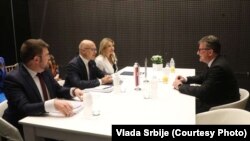 Premijer Srbije Miloše Vučević na sastanku sa specijalnim predstavnikom EU za dijalog Srbije i Kosova Miroslavom Lajčakom u Atini, 17. juna 2024. Vlada Srbije nije saopštila šta su bile teme sastanka Vučevića i Lajčaka.