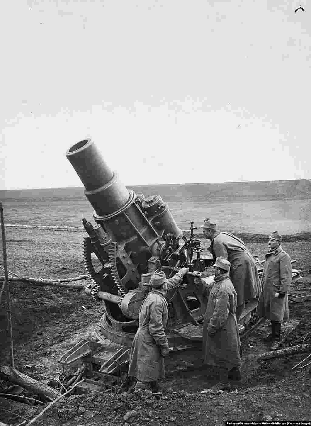 Un obuzier de asediu Skoda operat de forțele austro-ungare undeva în Ucraina de astăzi, în 1915. Mortiera propulsa obuze cu o greutate de 384 de kilograme fiecare și a fost ulterior folosită de naziști, în Al Doilea Război Mondial.