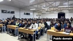 Иса Ахунбаев атындагы Кыргыз мамлекеттик медициналык академиясында окуп жаткан чет өлкөлүк студенттер. Иллюстрациялык сүрөт. 