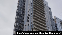 «Пошкоджено три багатоповерхівки, щонайменше 33 приватних автомобілі, кафе, магазини, офісні приміщення», – повідомили у прокуратурі