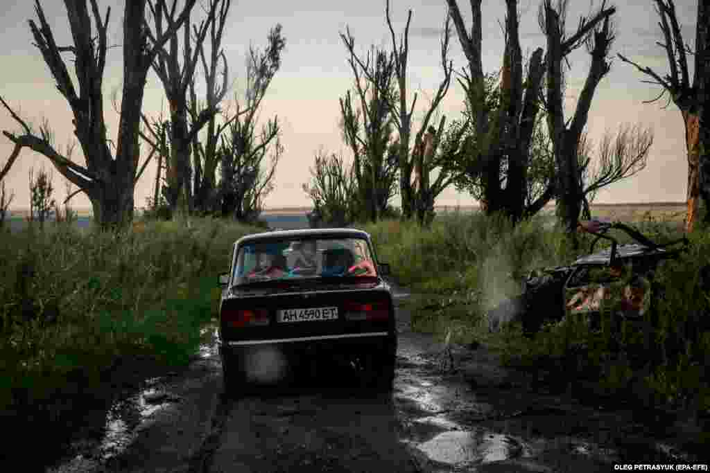 Николай, 41-летний житель села Довенькое Харьковской области, уезжает с семьей. Его дом в соседнем селе Краснополье был полностью разрушен российской армией.&nbsp;(EPA-EFE/OLEG PETRASYUK)