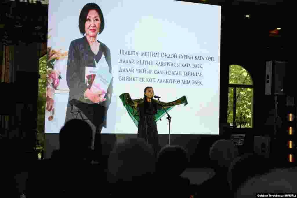 Актриса&nbsp;Шаршекүл Аманова Бурулкан Сарыгулованын &quot;Сандыктагы жоолугум&quot; ырын окуп жатат.&nbsp;