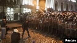 Добуш берүү аяктагандан кийин оппозициянын миңдеген тарапкери парламенттин имаратын курчоого аракет кылды.