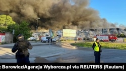 Policajci ispred tržnog centra u Varšavi u kom je izbio požar, 12. maj 2024. 