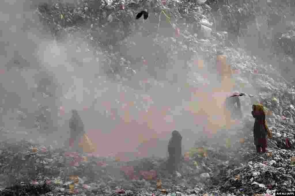 Skupljači otpada traže materijale koji se mogu reciklirati na deponiji na periferiji Lahora u Pakistanu.