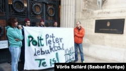 Tiltakozók a Legfőbb Ügyészség előtt 2024. március 26-án
