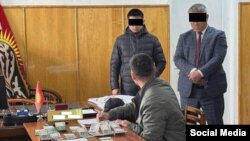 Шектүүнүн кеңсесин тинтүү учуру. УКМК тараткан сүрөт. 