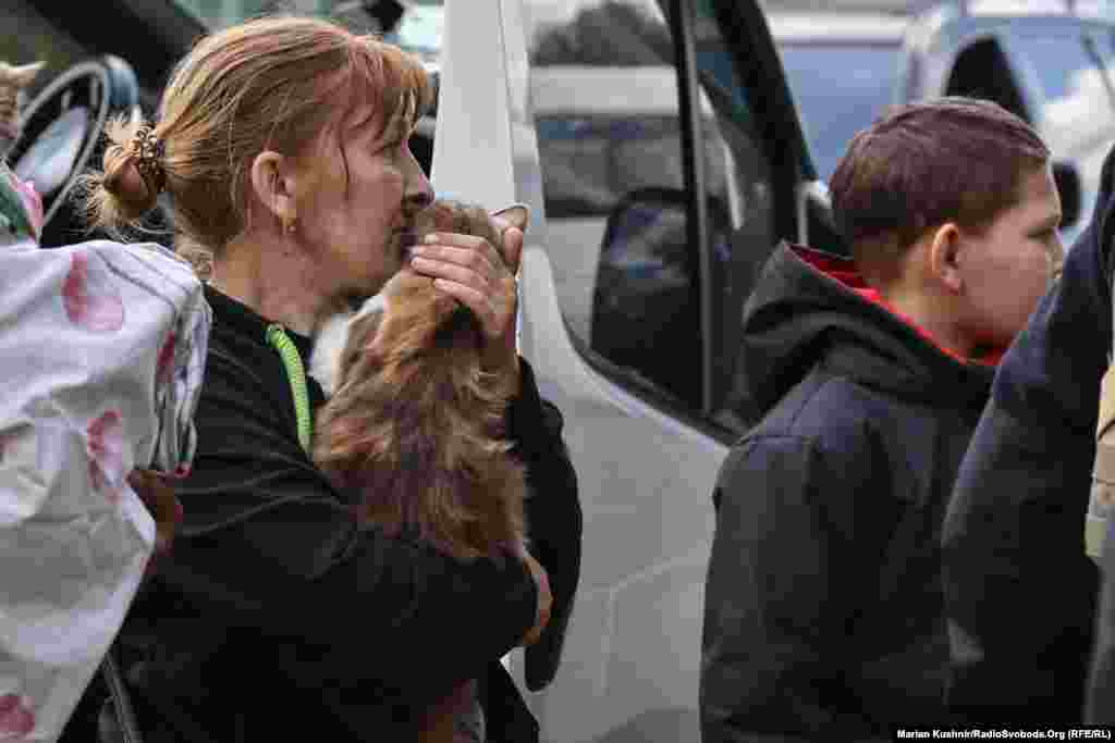 A városban folyamatosan ágyúzás hallatszik. A helyiek azt mondják, hogy nemcsak a lövöldözéstől, hanem az újabb orosz megszállástól is tartanak