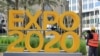 Radnici ispred logotipa Expo 2020 uoči ceremonije otvaranja u Dubaiju, Ujedinjeni Arapski Emirati, 30. septembra 2021.
