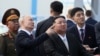 Lideri i Koresë së Veriut, Kim Jong Un (në mes), dhe presidenti rus, Vladimir Putin (i pari majtas), u takuan në kozmodromin rus më 13 shtator 2023.