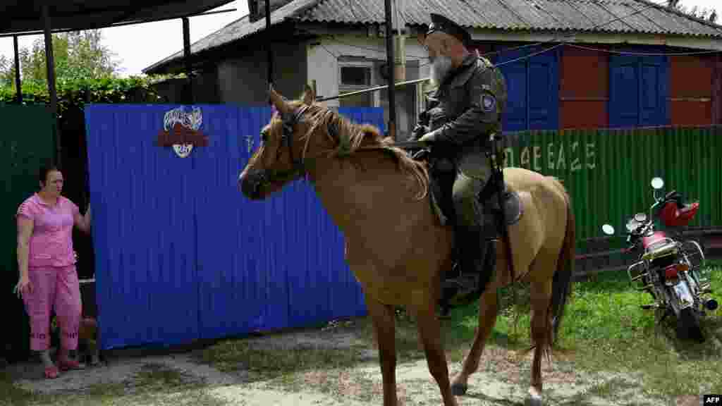 Vlagyimir Mojszejev kozák lovas járőr gyanús személyek után kutat a szakadár kelet-ukrajnai határvidéken 2023. július 26-án. Rangidősként ő vezeti a két kozákból és egy rendőrből álló lovas egységet a Rosztovi terület Kamenszki járásában, az önhatalmúlag kikiáltott és az oroszok által támogatott Luhanszki Népköztársasággal határos területen &nbsp;