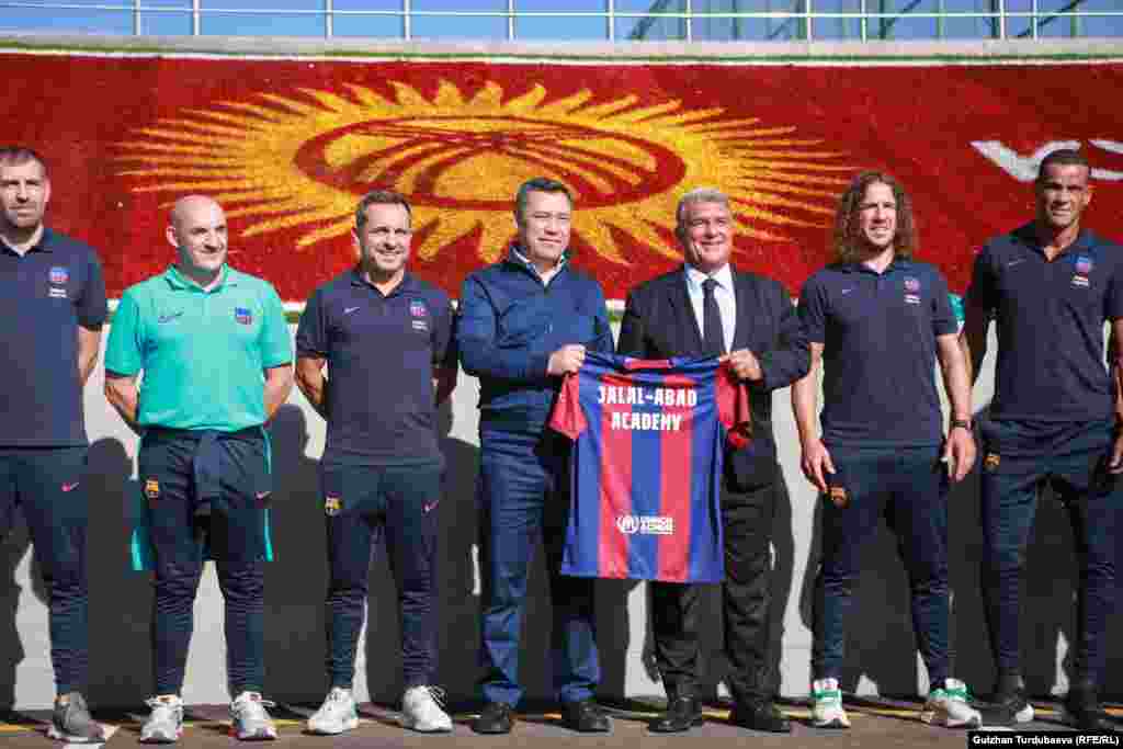 Садыр Жапаров 29-августта &ldquo;Барселонанын&quot; президенти, мурдагы жылдыздары менен жолугушуп, алар жаштардын футболго кызыгуусун арттырып, шык берип келерин билдирди.