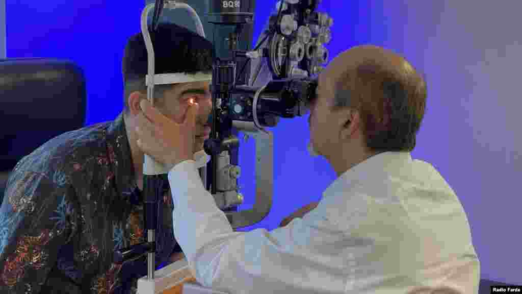 امیر مبارز پرستا، جراح و چشم&zwnj;پزشک در مونیخ در حال معاینه زانیار تندرو 