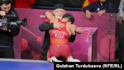 Жоламан Шаршенбеков үчүнчү жолу Азия чемпиону болгондон кийин машыктыруучусу Хаким Махмудов менен. Бишкек. 2024-жыл.