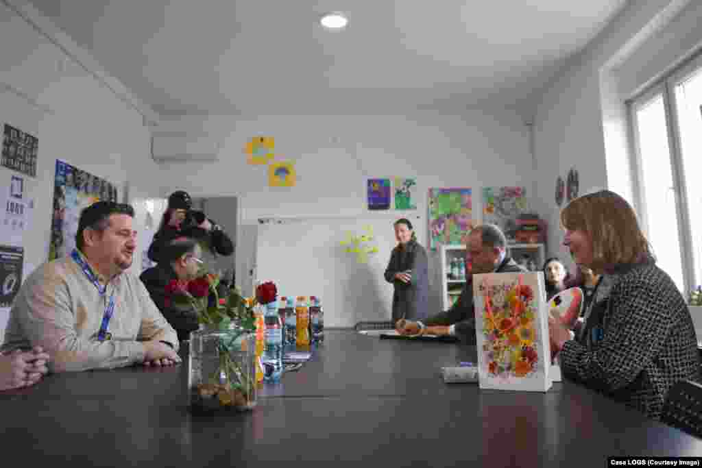 Asociația LOGS are o experiență importantă în asistența refugiaților. Un grant de 25.000 dolari de la Ambasada SUA a contribuit la ajutorul necesar refugiaților din Ucraina, dar și din țări distruse de război .