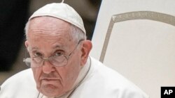 У відеозверненні до російської католицької молоді папа Римський Франциск сказав: «Ніколи не забувайте про спадщину. Ви – нащадки великої Росії: великої Росії святих, правителів, великої Росії Петра І, Катерини ІІ»