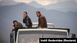 Етничките ерменски бегалци од Нагорно-Карабах пристигнуваат со камиони во селото Корниџор на ерменската граница, 26 септември 2023