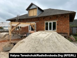 Хату воїна добудовують селяни