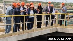 شاهزاده رضا پهلوی در بازدید از تأسیسات آب‌شیرین سورک در اسرائیل