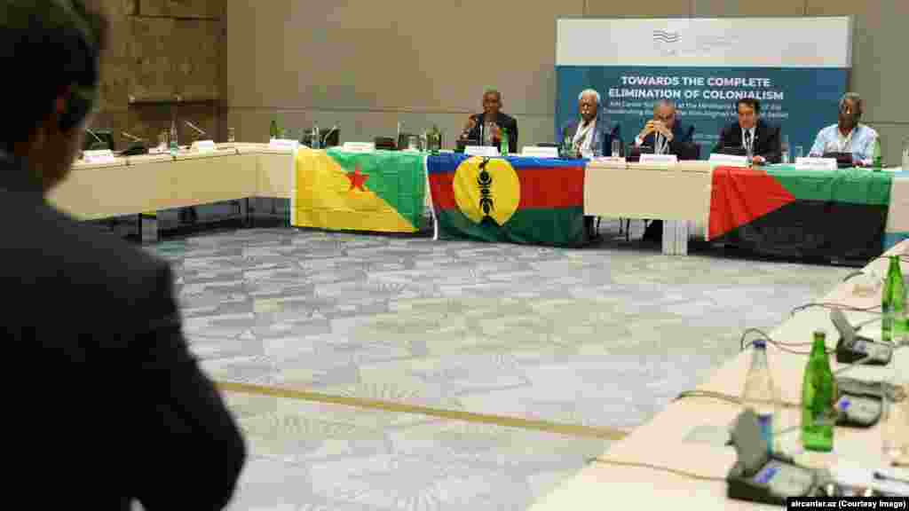 Azerbejdžanske zastave počele su se pojavljivati u Novoj Kaledoniji ubrzo nakon što su politički aktivisti sa nekoliko francuskih teritorija prebačeni u Baku na konferenciju pod nazivom &quot;Ka potpunoj eliminaciji kolonijalizma&quot;, u julu 2023.&nbsp; Na ovoj fotografiji sa događaja, govornici sjede iza zastava koje se koriste na francuskim teritorijama (slijeva nadesno) Francuske Gvajane, Nove Kaledonije i Martinika. &nbsp;