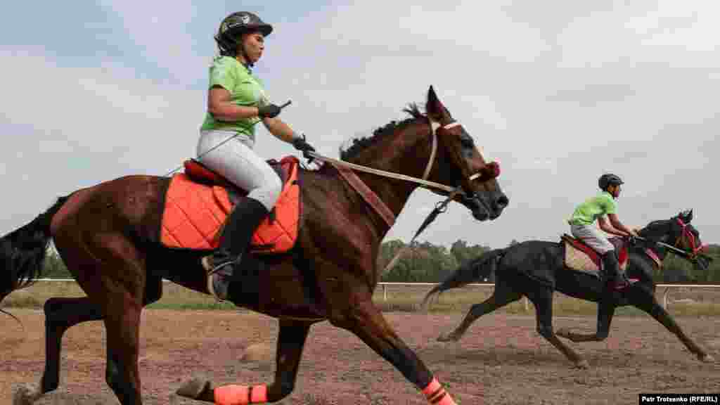 Жорға жарыс &ndash; ат спортының өзіне тән ерекшелігі бар күрделі жарыс түрі. Өзінің жұмсақ жүрісінен танбайтын нағыз жорғаны қазақ су жорға деп атайды. Ел аузындағы аңыз бойынша, ондай жорғамен алып жүрген су шайқалмайды, төгілмейді. Жарыс ережесі бойынша, жорға оң жақ алдыңғы аяғы мен оң жақ артқы аяғын, сол жақ артқы аяғы мен сол жақ артқа аяғын бір мезгілде басып, осы жүрісінен танбауы шарт. Егер жорға жүрісінен жаңылып, шоқырақтап шабатын болса, онда шабандозға айып салынады. Ал жарыс тәртібін төрт рет бұзған жорға жарыстан шығып қалады.