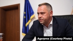 Pentru ministrul Agriculturii, Florin Barbu, dictatorul comunist, Nicolae Ceaușescu este „președintele nostru, domnul Nicolae Ceaușescu”. La 18 decembrie 2006, statul român a declarat „regimul comunist, ilegitim și criminal” și a cerut iertare celor două milioane de victime.