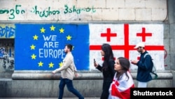 Zastava EU i Gruzije na fasadi zgrade u Tbilisiju, Gruzija, maj 2024.