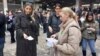 Aktivisti i studenti dele okupljenima listiće sa kontaktima Ministarstva državne uprave i lokalne samouprave kako bi ih prisutni zvali povodom otvaranja biračkih spiskova, 27.12.2023. 