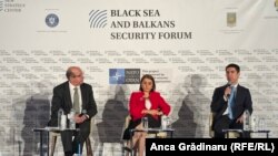 Luminița Odobescu, ministrul român de Externe, Mihai Popșoi, ministrul de Externe al R. Moldova, și Sorin Ducaru, directorul Centrului Satelitar al UE, la Black Sea and Balkans Security Forum, București, 24 mai 2024. 