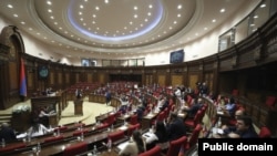 Parlamentul armean a votat ratificarea Tratatului de la Roma, prin care s-a înființat Curtea Penală Internațională. Mai multe puteri militare, inclusiv Rusia și Statele Unite, nu o recunosc. 