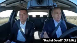 Сурхандарыя облусунун акими Улугбек Касымов жана президент Шавкат Мирзиёев. Мамлекет башчынын облуска иш сапары учурунда тартылган сүрөт. 2023-жыл, 14-март. 